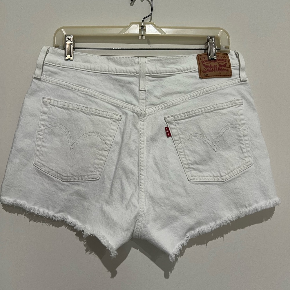 Levi's White Asymetric Frayed Hem Jean Shorts 32 - Picture 2 of 5